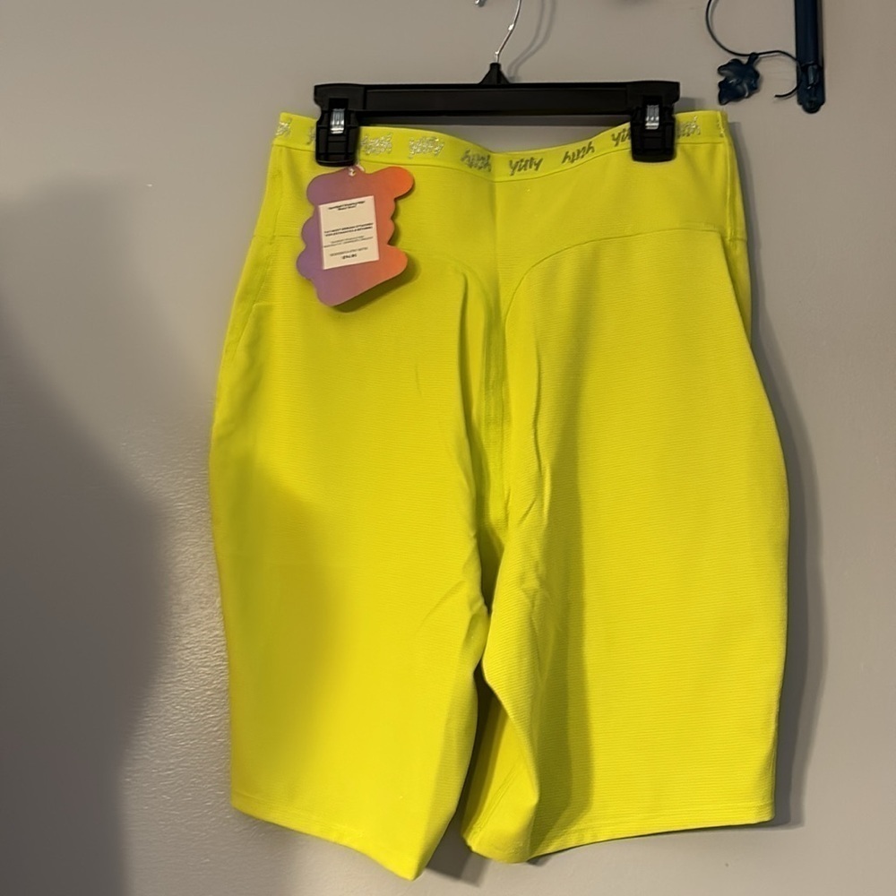 FABLETICS SPOTLIGHT SHORTS NWT - Picture 5 of 6